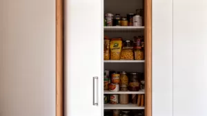 Drzwi do spiżarni z płyty meblowej