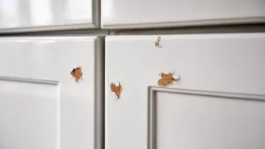 Jak zamaskować odpryski na meblach lakierowanych