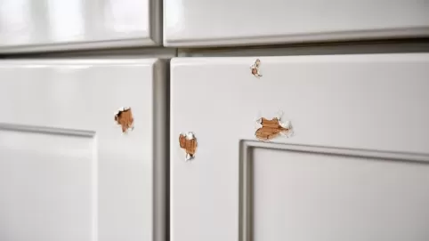 Jak zamaskować odpryski na meblach lakierowanych