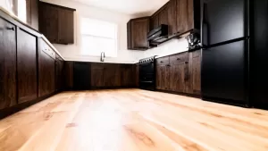 Jaka podłoga do ciemnych mebli kuchennych